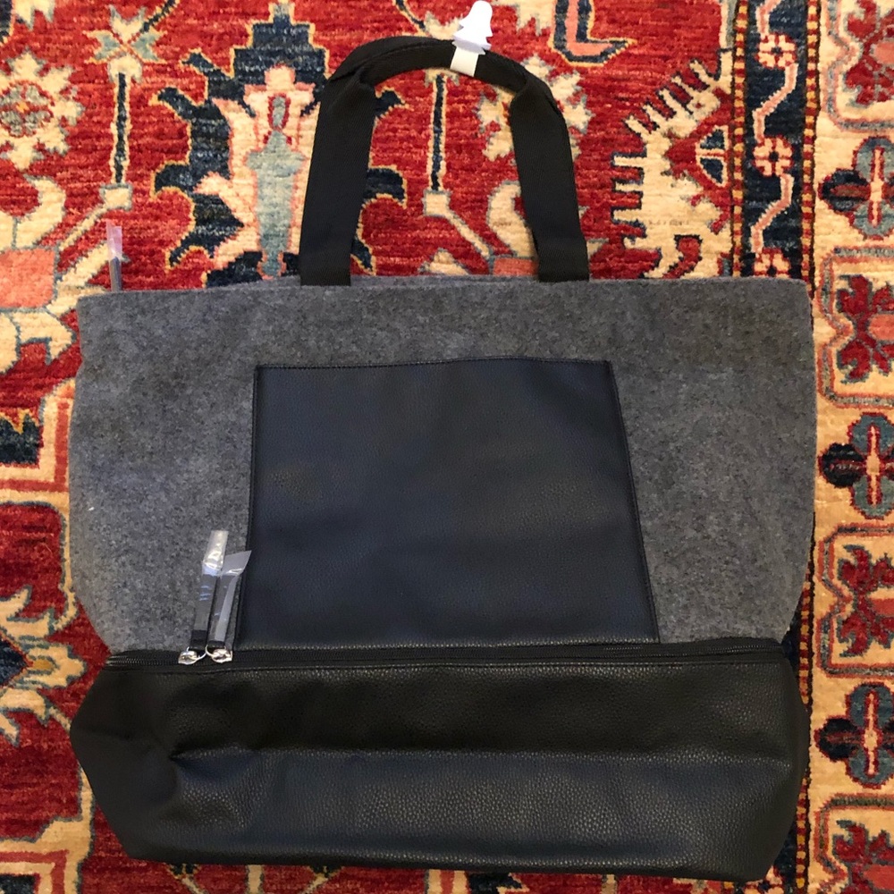 Large DSW tote GWP